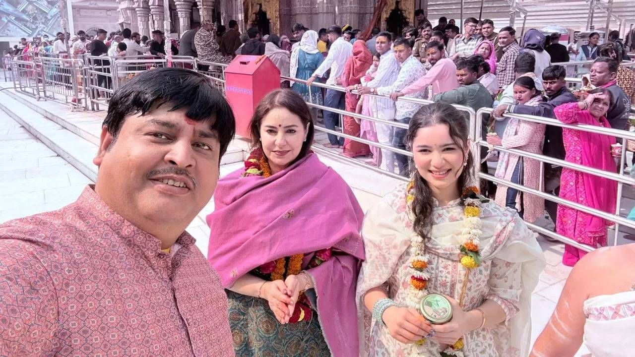 क्रिकेटचा देव म्हणून ओळखला जाणारा सचिन तेंडुलकर याचे लाखो चाहते आहेत. त्याच्याप्रमाणेच त्याचे कुटुंबीयही नेहमी चर्चेत असतात. सचिन याने पत्नी अंजली तेंडुलकर आणि मुलगी सारा तेंडुलकर यांच्या सोमवारी (१७ नोव्हेंबर) बाबा श्री काशी विश्वनाथ यांच्या दरबारात जाऊन दर्शन घेतले.तिथले भव्य कॉरिडोअर्स पाहून अंजली आणि सारा, दोघीही मायलेकी अगदी मुग्ध झाल्या, दंग झाल्या. त्यांनी भक्तीभावाने तिथे पूजा देखील केली.