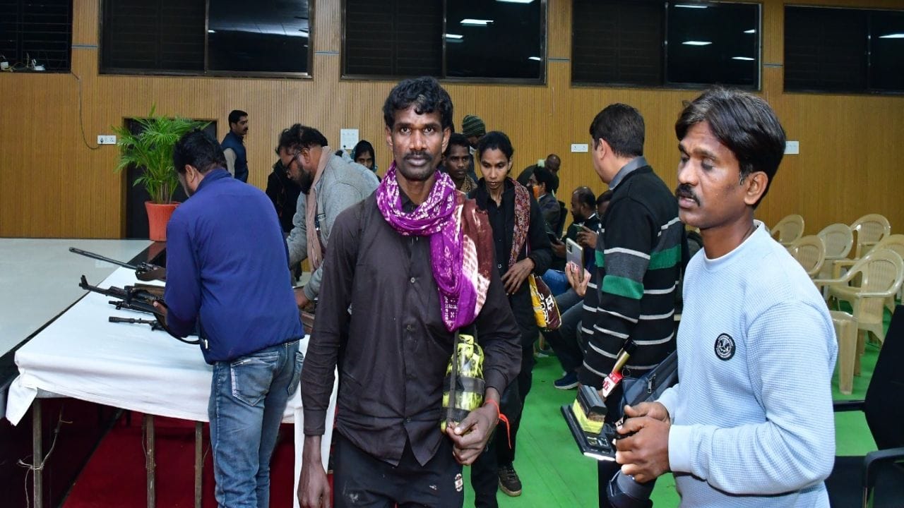 आत्मसमर्पण केलेल्या इतर नक्षलवाद्यांमध्ये डीव्हीसीएम कमांडर नागसु गोलू वड्डे, रानो पोरेटी, संतु पोरेटी, संगीता पंधरे, प्रताप बंतूला, अनुजा कारा, पुजा मुडीयम, दिनेश सोट्टी, शीला मडावी, अर्जुन दोडी यांचा समावेश आहे. या सर्वांनी आपली हत्यारे जमा केली आहेत.