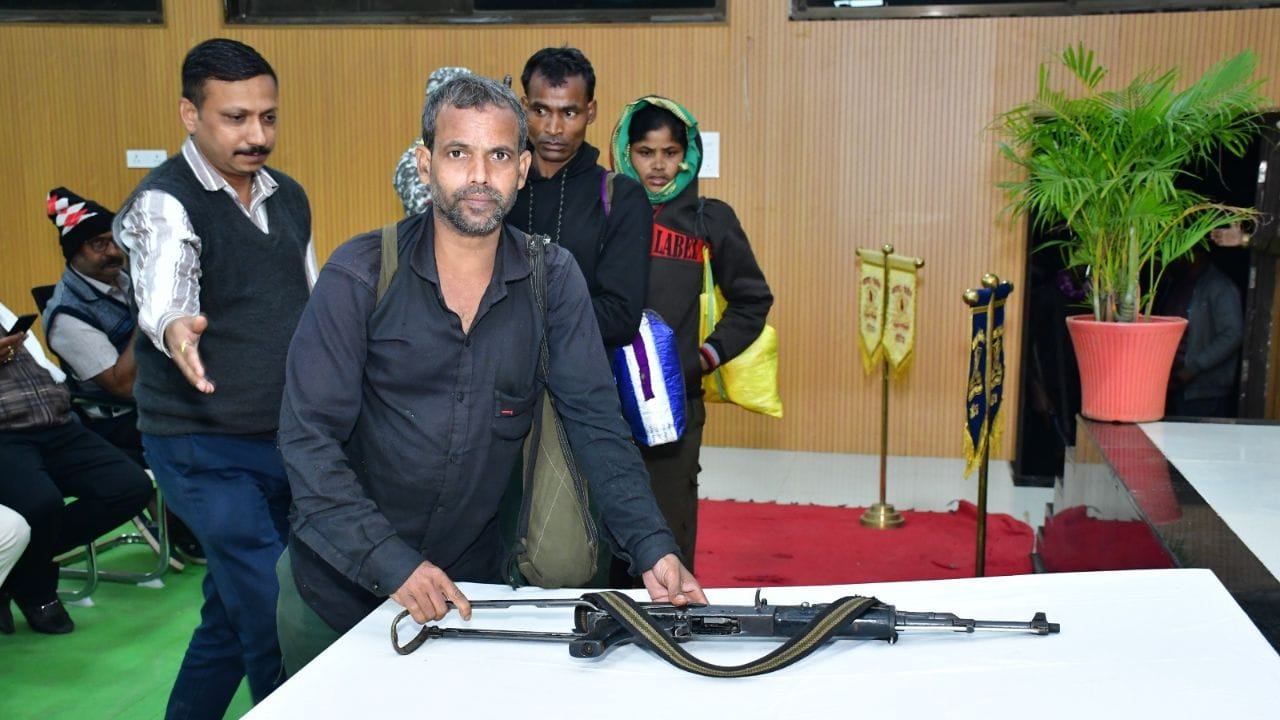 अंदाजे 50 वर्षांचा असलेल्या विकासचा जन्म एका नक्षलवादी कुटुंबात झाला होते. त्याचे पालक नक्षलवादी होते. विकासचे शिक्षण मुंबईत झाले, त्यानंतर त्याने नक्षलवादी प्रेरित विद्यार्थी संघटनांमध्ये काम केले. त्याने विदर्भातील दलित-पीडित तरुणांना क्रांतिकारी भाषणांनी प्रभावित करून त्यांची भरती केली.