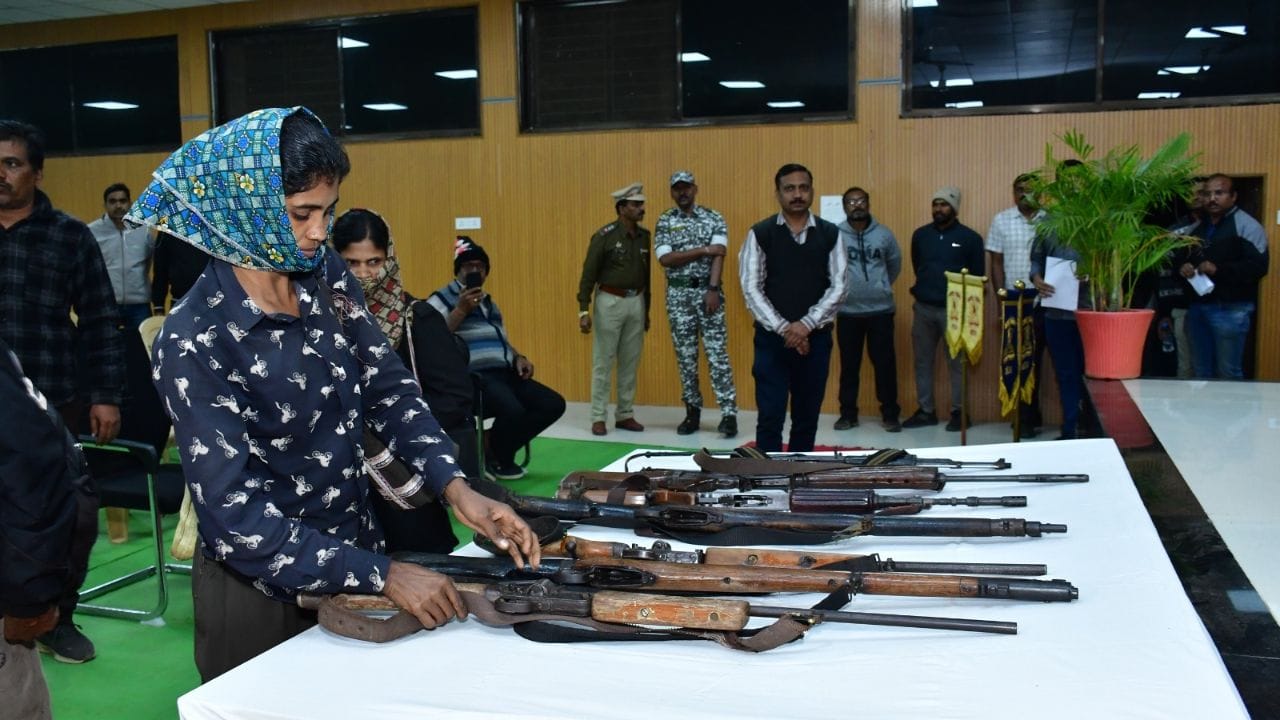 महाराष्ट्र-मध्यप्रदेश-छत्तीसगड (एमएमसी) विशेष क्षेत्रीय समितीचा प्रवक्ता विकासने 24 नोव्हेंबरला आत्मसमर्पणाची तयारी दर्शवत 15 फेब्रुवारीपर्यंत मुदत मागितली होती. मात्र आता त्याआधीच त्याने गोंदिया पोलीसांसमोर आत्मसमर्पण केले आहे.