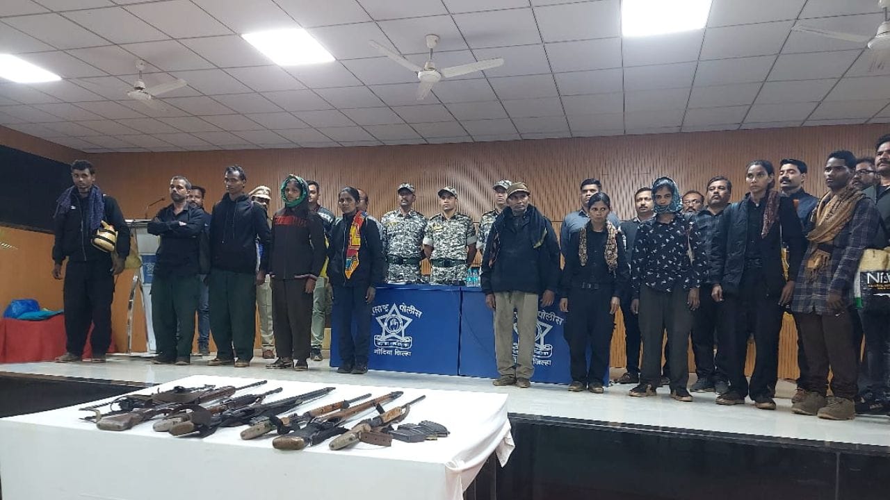 देशातील नक्षलवाद संपवण्यासाठी केंद्र सरकार प्रयत्नशील आहे. अशातत आता गोंदियामध्ये सीपीआय (माओवादी) नक्षलवादी संघटनेचा प्रमुख नेता अनंत उर्फ विकास नागपुरे उर्फ विनोद राधास्वामीने 11 सहकाऱ्यांसह आत्मसमर्पण केले आहे.