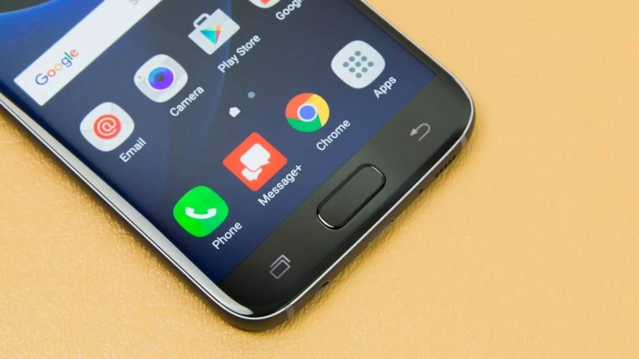 फोनच्या  बॉडीकडे लक्ष द्या: फोनची बॉडी फ्रेम, स्क्रीन, कॅमेरा आणि बटणांची काळजीपूर्वक तपासणी करणे महत्वाचे आहे. कधीकधी, स्क्रीन रिप्लेसमेंट किंवा बॉडी पॉलिशिंगमुळे फोन अगदी नवीन दिसू शकतो. पण मायक्रो स्क्रॅच, डेंट्स, तुटलेली कॅमेरा काच किंवा स्क्रीनचा रंग बदलणे यासारखी चिन्ह दिसली तर फोनचा जास्त वापर किंवा तो पडलाय हे समजू शकतं. चार्जिंग पोर्ट आणि स्पीकर ग्रिल देखील तपासून घ्या, त्याकडे दुर्लक्ष करू नये.