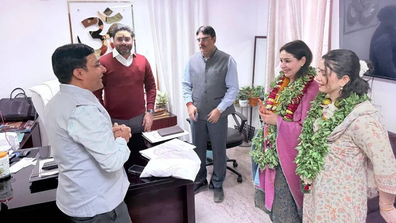 मंदिराचे मुख्य कार्यकारी अधिकारी विश्वभूषण मिश्रा यांनी दोघींचेही  स्वागत केले. त्यांनी अंजली तेंडुलकर आणि सारा यांना रुद्राक्षाची माळ आणि वस्त्रे आणि स्मृतिचिन्हे भेट म्हणून दिली. काशी विश्वनाथ कॉरिडॉरची भव्यता आणि दिव्यता पाहून अंजली आणि सारा खूप प्रभावित झाल्या. ते त्यांच्या चेहऱ्यावर स्पष्टपणे दिसत होतं.  या संपूर्ण भेटीदरम्यान, आई आणि मुलीची बाबांवर असलेली गाढ श्रद्धा स्पष्टपणे दिसून आली.