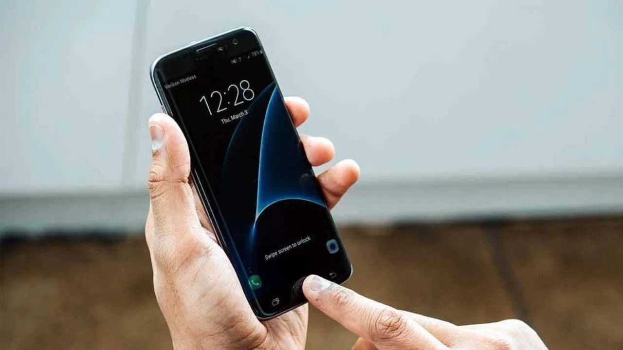 बॅटरीची क्षमता आणि चार्जिंग कसे तपासायचे ते जाणून घ्या : आयफोन सेटिंग्जमध्ये बॅटरीची क्षमता तपासता येते. जेव्हा बॅटरीची क्षमता कमी असते तेव्हा फोन लवकर डिस्चार्ज होतो आणि जास्त गरम होऊ शकतो. आयफोन सेटिंग्जमध्ये बॅटरीची क्षमता तपासता येते, तर अँड्रॉइड डिव्हाइसेसमध्ये थर्ड-पार्टी टूल्स किंवा सर्व्हिस सेंटर रिपोर्ट्स वापरून बॅटरी सायकल काउंट आणि परफॉर्मन्स तपासता येतो. चार्जिंगचा वेग कमी असणे किंवा फास्ट चार्ज न होणे ही देखील खराब बॅटरीची लक्षणे आहेत.