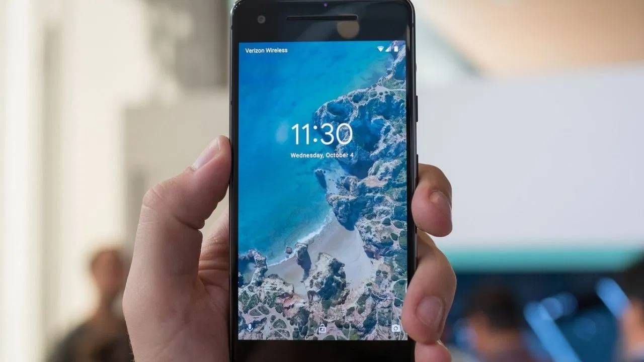 कॅमेरा, स्पीकर, कॉलिंग आणि नेटवर्क तपासा : सेकंड हँड फोन खरेदी करण्यापूर्वी, सर्व कॅमेरा मोड्स आणि फोटोची गुणवत्ता तपासा. कॅमेरा मॉड्यूल अनेकदा बदलले जातात, ज्यामुळे कामगिरी खराब होते. कॉलिंग टेस्ट करून मायक्रोफोन आणि स्पीकर दोन्ही तपासणे महत्त्वाचे आहे. तसेच, सिम घातल्यानंतर नेटवर्क सिग्नल आणि 4G/5G कनेक्टिव्हिटी तपासा, कारण अनेक फोनमध्ये नेटवर्क आयसीमध्ये समस्या असतात. हे सगळं नीट चेक करा. 