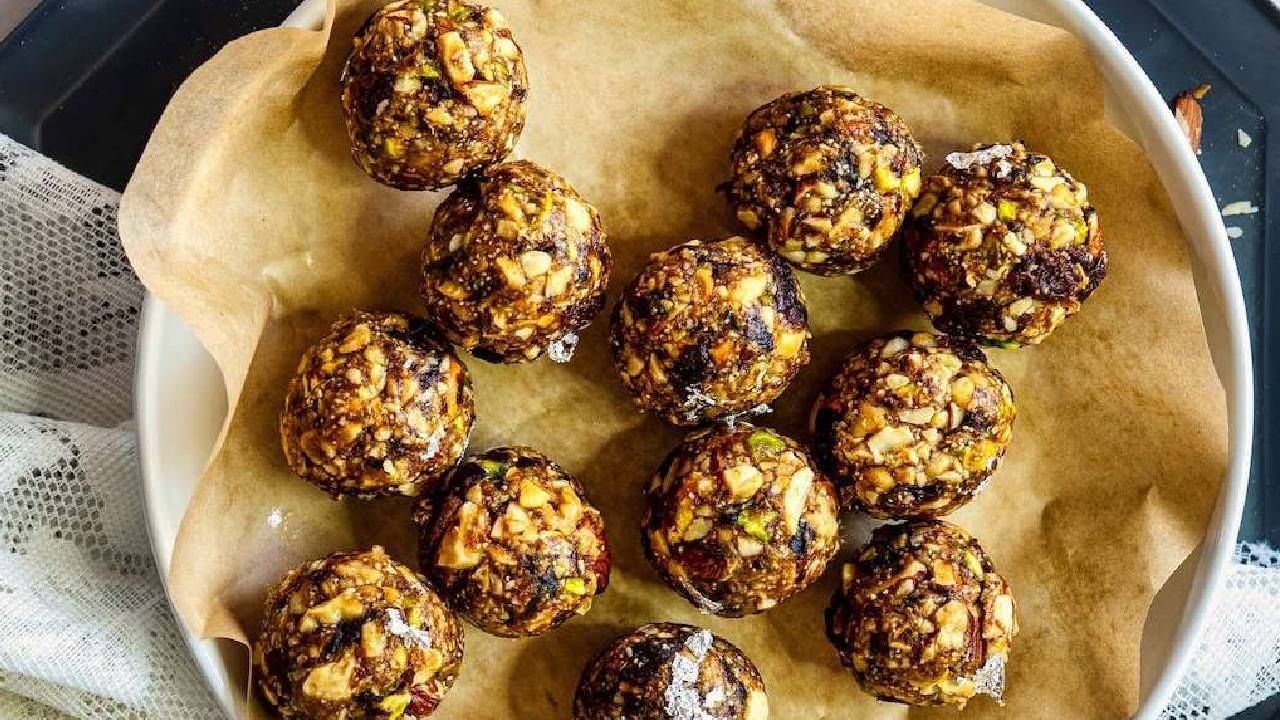 हिवाळ्यात सक्रिय आणि उत्साही राहण्यासाठी तुमच्या आहारात समाविष्ट करा 'हे' 5 पौष्टिक लाडू हिवाळ्यात सक्रिय आणि उत्साही राहण्यासाठी तुमच्या आहारात समाविष्ट करा 'हे' 5 पौष्टिक लाडू