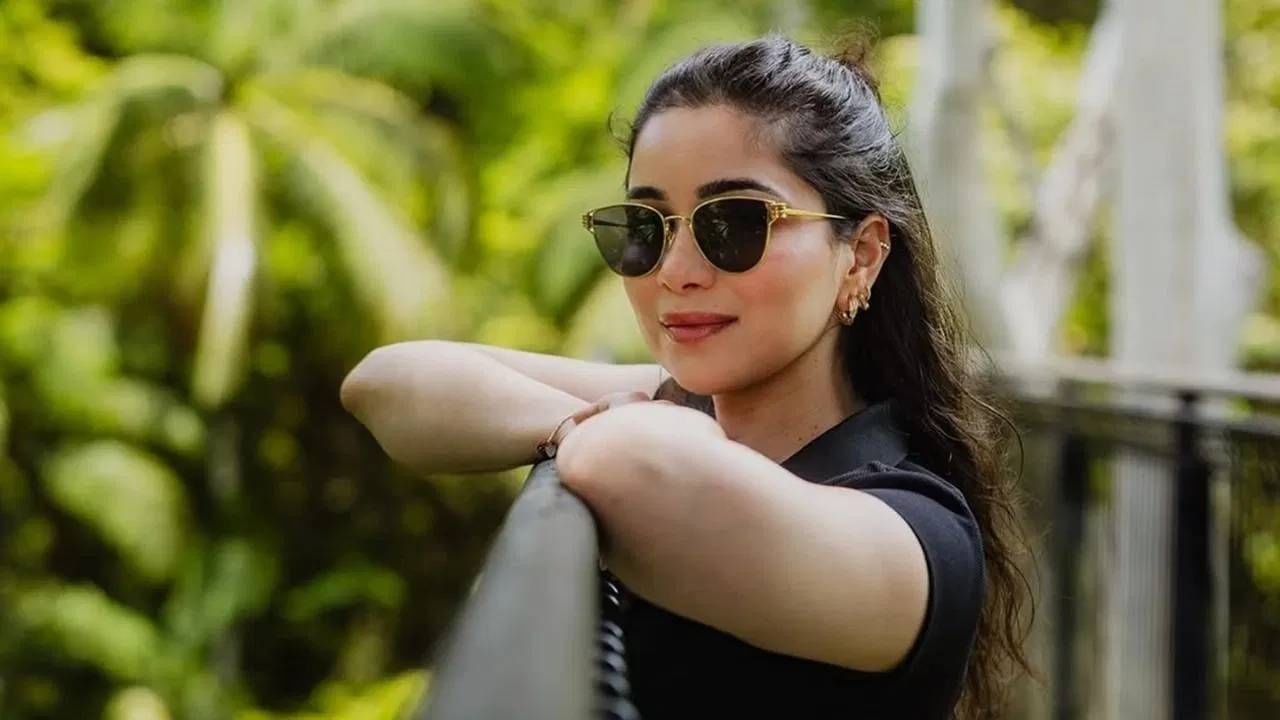  सारा तेंडुलकर ही ऑस्ट्रेलियन सरकारच्या पर्यटन मोहिमेची ब्रँड अ‍ॅम्बेसेडर आहे. एवढंच नव्हे तर ती मुंबईत स्वतःचा पिलाटे स्टुडिओ देखील चालवते. तसचं  ती सचिन तेंडुलकर फाउंडेशनमध्ये संचालक देखील आहे, ज्यामुळे ती तिच्या चाहत्यांमध्ये लोकप्रिय झाली आहे. ती सोशल मीडियावर खूप ॲक्टिव्ह असते. 