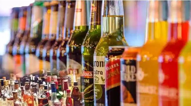 एकदा दारुच्या बॉटलचे झाकण उघडले की त्या दारुसोबत काय-काय होते? याचे उत्तर फारच आश्चर्यकार आणि मजेदार आहे. मद्याची गुणवत्ता ही मद्याची किंमत किंवा ब्रँडवर अवलंबून नसते. त्या दारूला किती दिवस स्टोअर करून ठेवलेले आहे, यावरून मद्याची गुणवत्ता ठरते. अनेकांना वाटते की मद्य कधीच खराब होत नाही. सत्य मात्र काही वेगळंच आहे. 