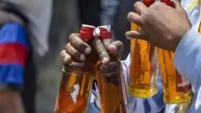 सोबतच दारूच्या बॉटलचे झाकण उघडले की त्यातील अल्कोहोलचेही प्रमाण हळूहळू कमी व्हायला लागते. त्यामुळे मद्याप्राशन केल्याने येणारी नशाही हळूहळू कमी होते. काचेच्या बॉटलमध्ये असलेली दारू ही सुरक्षित मानली जाते. काचेच्या बॉटलमधील मद्य प्लॅस्टिकच्या किंवा अन्य धातूच्या ग्लासमध्ये टाकल्यास त्याची चव हळूहळू बदलायला लागते. 