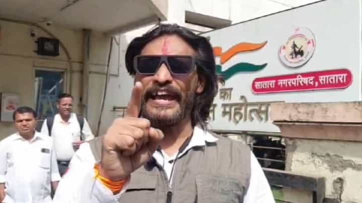 Abhijit Bichukale : अभिजीत बिचुकले यांचं निवडणूक चिन्ह ठरलं, नगराध्यक्ष पदाचे उमेदवार म्हणून रिंगणात; मी जिंकलो तर.... Abhijit Bichukale : अभिजीत बिचुकले यांचं निवडणूक चिन्ह ठरलं, नगराध्यक्ष पदाचे उमेदवार म्हणून रिंगणात; मी जिंकलो तर....