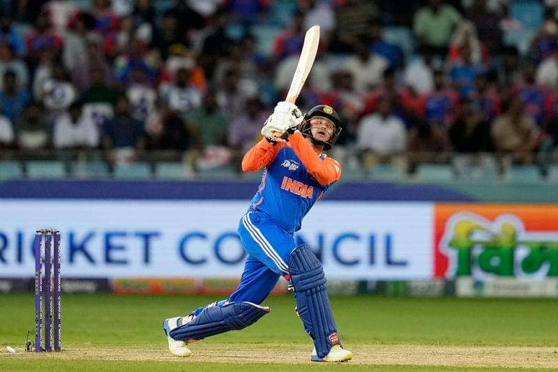 टीम इंडियाचा ओपनर अभिषेक शर्मा याने दुसऱ्या सामन्यात अर्धशतक केलं होतं. मात्र अभिषेकला तिसऱ्या सामन्यात काही खास करता आलं नाही. त्यामुळे अभिषेक शर्मा याच्यावर चौथ्या सामन्यात क्रिकेट चाहत्यांचं लक्ष असणार आहे. (Photo Credit : PTI/Instagram)