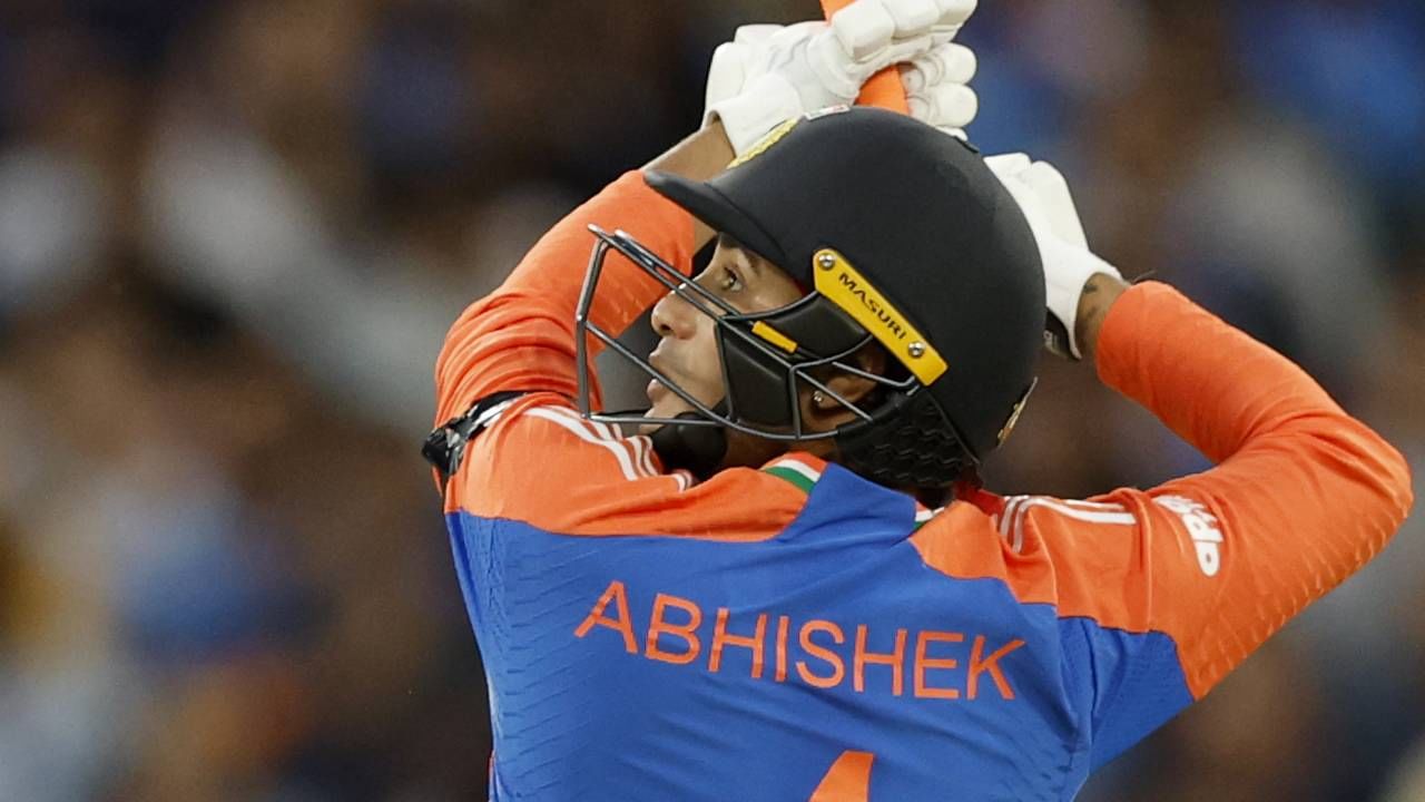 भारत ऑस्ट्रेलिया टी20 मालिका 1-1 ने बरोबरीवर आली आहे. पाच सामन्यांच्या टी20 मालिकेतील तीन सामने पार पडले  असून एक सामना ऑस्ट्रेलियाने, एक सामना भारताने जिंकला. तर एक सामना पावसामुळे रद्द झाला. आता उर्वरित दोन सामने मालिका विजयासाठी महत्त्वाचा असणार आहे. (Photo- BCCI Twitter)