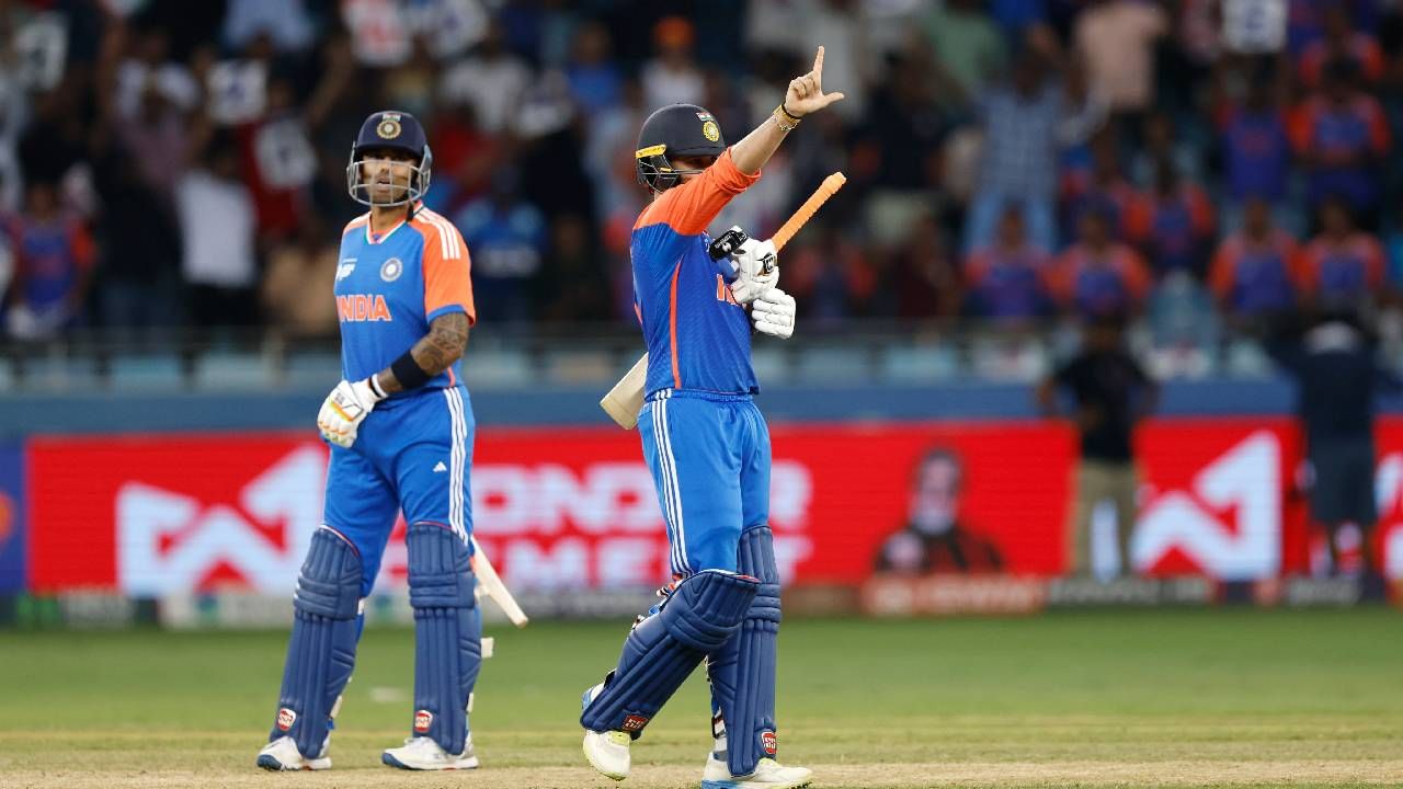 अभिषेक शर्माकडे सूर्यकुमारचा विक्रम मोडण्याची संधी आहे. सूर्यकुमार यादवने 2022 मध्ये 31 टी20 सामन्यात 1164 धावा केल्या आहेत. आता हा विक्रम मोडण्यासाठी अभिषेकला पुढच्या 7 सामन्यात 460 धावा कराव्या लागतील. (Photo- BCCI Twitter)