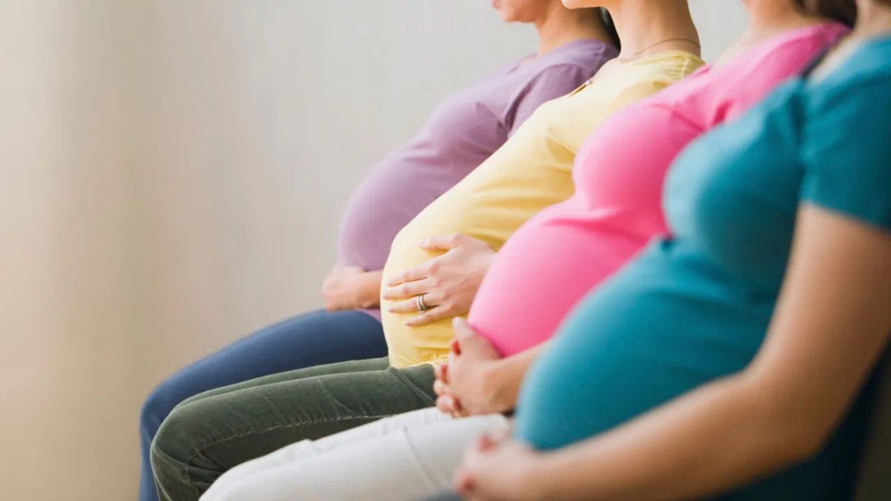 VIDEO : एक - दोन नाही...या माणसाला 6 बायका, एकाच वेळी झाल्या सर्व प्रेग्नंट, घराची झाली अशी अवस्था.. VIDEO : एक - दोन नाही...या माणसाला 6 बायका, एकाच वेळी झाल्या सर्व प्रेग्नंट, घराची झाली अशी अवस्था..