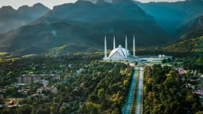 पाकिस्तानची सर्वात महागडी कार कोणाकडे ? कोट्यवधी रुपये आहे किंमत...