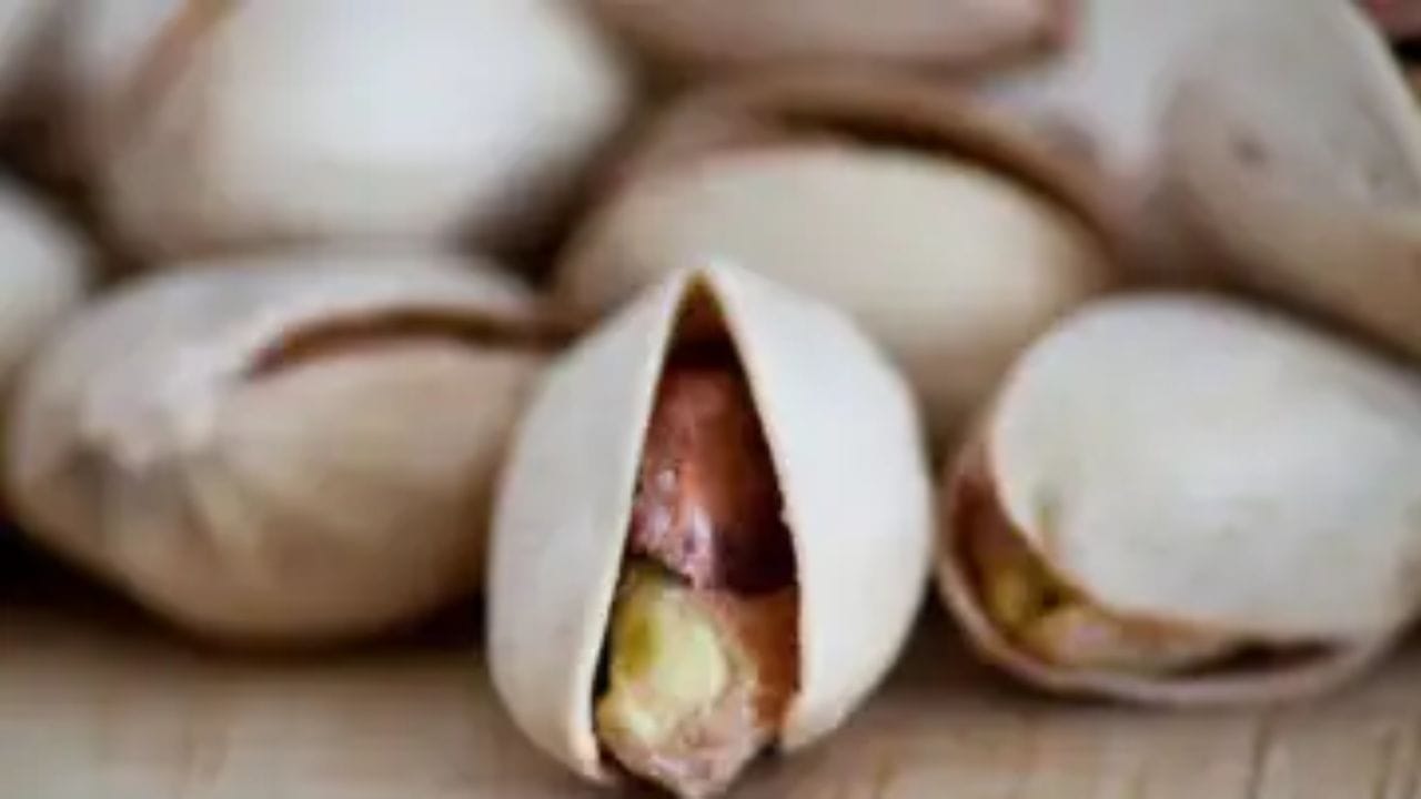 योग्य प्रमाणात आणि योग्य वेळी बदाम आणि पिस्त्याचे सेवन केल्याने तुम्हाला थंडीत तंदुरुस्त, उत्साही आणि निरोगी राहण्यास मदत होऊ शकते. त्यामुळे गरजेनुसार तुमच्या दैनंदिन दिनचर्येत हे पदार्थ समाविष्ट करा आणि आजारी न पडता हिवाळ्याचा पुरेपुर आनंद घ्या.