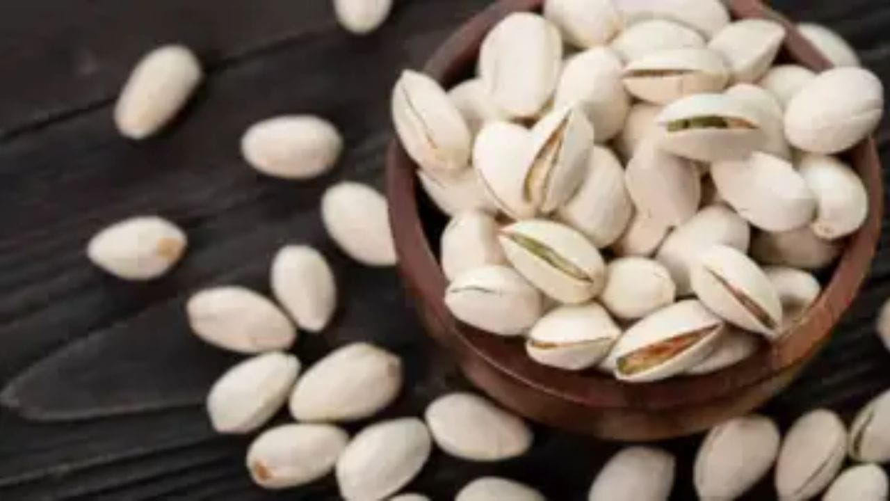  पिस्ता हृदयास आरोग्यदायी राखतो. बॅड कोलेस्ट्रॉल कमी करतो. शरीरात ऊर्जा वाढवतो. वजन नियंत्रणास मदत करत असतो. डोळ्याची दृष्टी चांगली ठेवण्यास मदत करतो.  पिस्ता हा हलका आणि सहज पचणारा असतो. यामुळे दिवसभर कधीही तो स्नॅक म्हणून खाऊ शकता. 