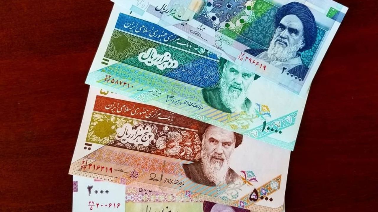 1 भारतीय रुपया  = 475.58 इराणी रियाल असा हिशेब आहे. जर तुमच्याकडे 20,000 रुपये आहेत. तर इराणमध्ये ही रक्कम 9 कोटी 51 लाख 16 हजार रियाल  (9,51,16,000 Rial) च्या बराबर होते. हे ऐकायला खूप धक्कादायक वाटेल. परंतू सत्य आहे.