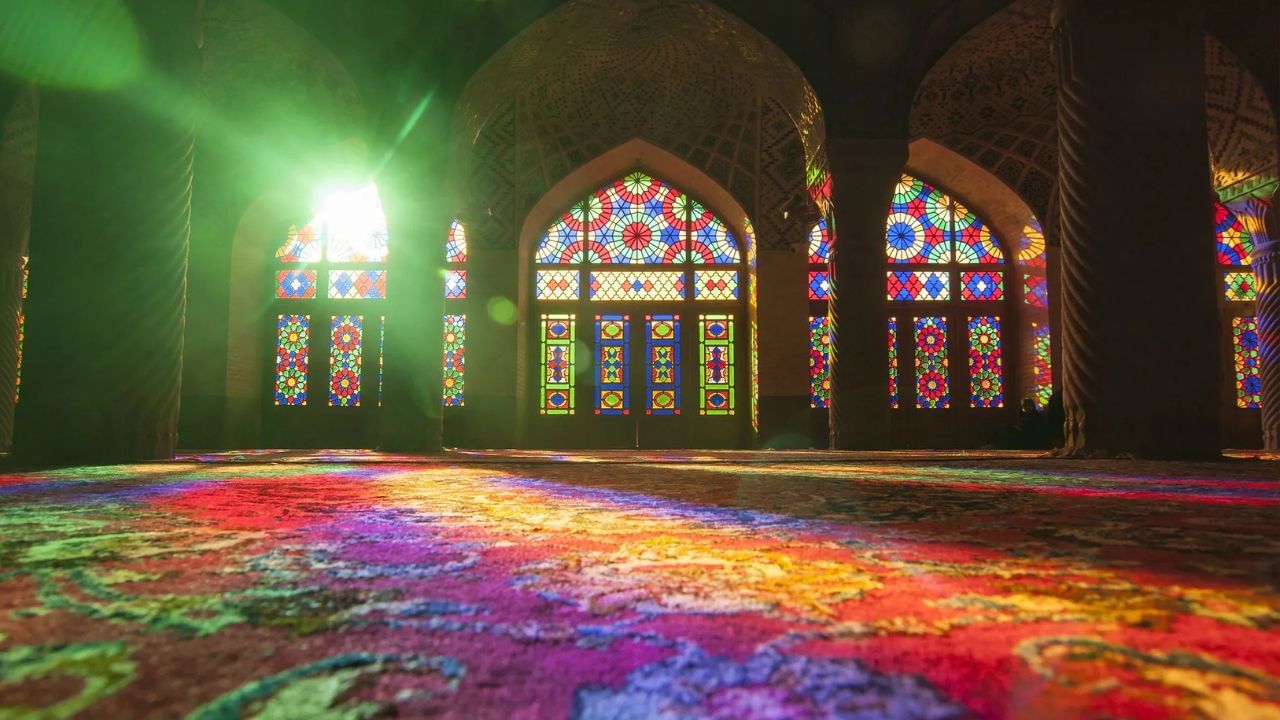 इराण एकेकाळी तेल संपन्न आणि मजबूत अर्थव्यवस्था असलेला देश होता. परंतू अमेरिकेचे आणि अन्य देशांचे निर्बंध, तेल निर्यातीवर बंदी आणि राजकीय अस्थैर्य यामुळे चलन कमजोर झाले. आज एका अमेरिकन डॉलरची किंमत 47,000 रियाल पर्यंत पोहचली आहे.