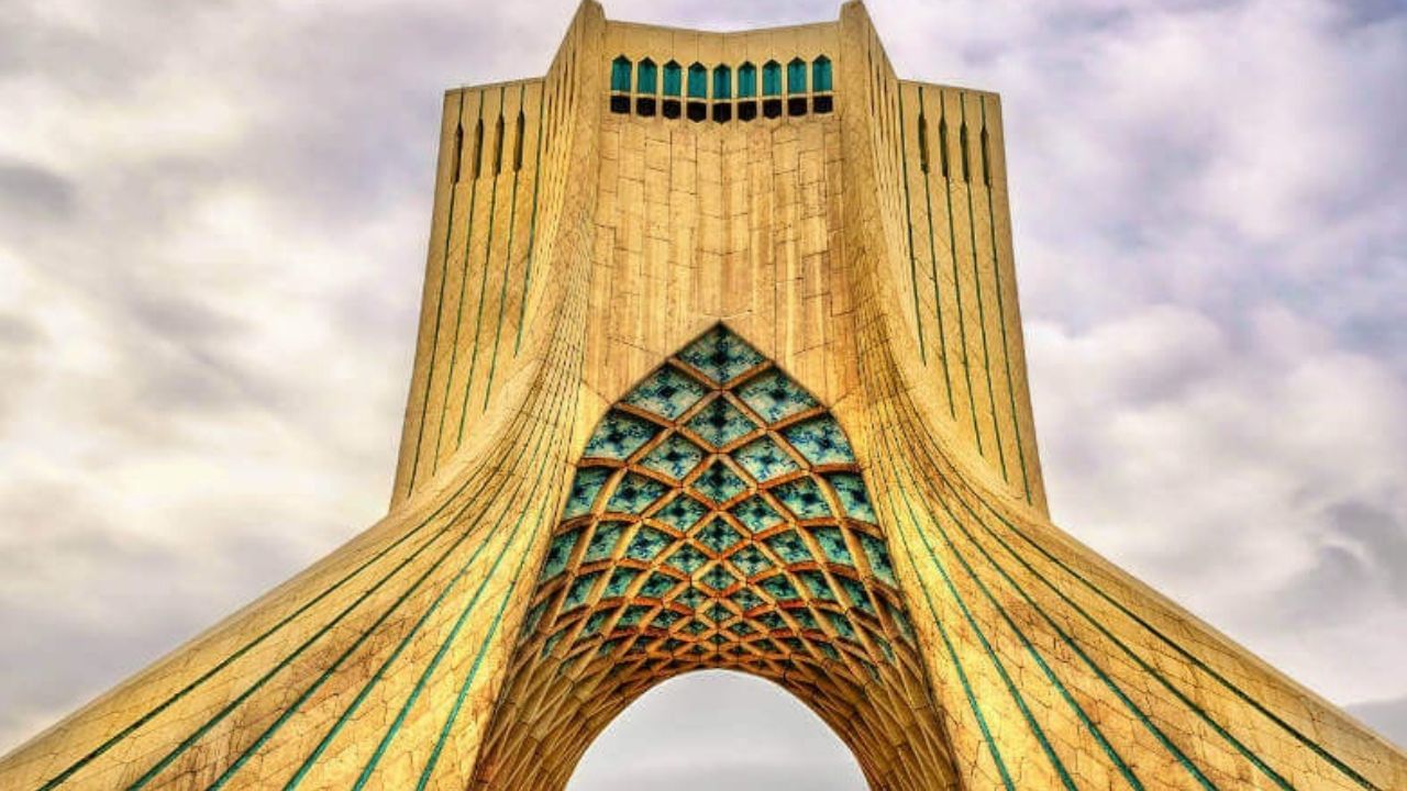  इराणमधील एका विद्यापीठे उदा.University of Tehran, Sharif University of Technology आणि Amirkabir University आंतरराष्ट्रीय स्तरावर ओळखल्या जातात. भारतीय विद्यार्थी येथे इंजिनिअरिंग, सायन्स, मेडिकल आणि आर्ट्स सारखे कोर्स स्वस्तात शिकतात. 