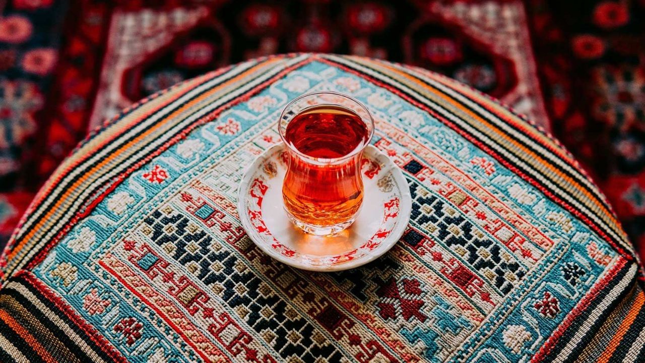  भले रुपया येथे करोडोत बदलला जात असला तरी येथील रहाणीमान स्वस्त नाही. एक कफ कॉफीसाठी तुम्हाला 1,00,000 रियाल लागू शकतात. 