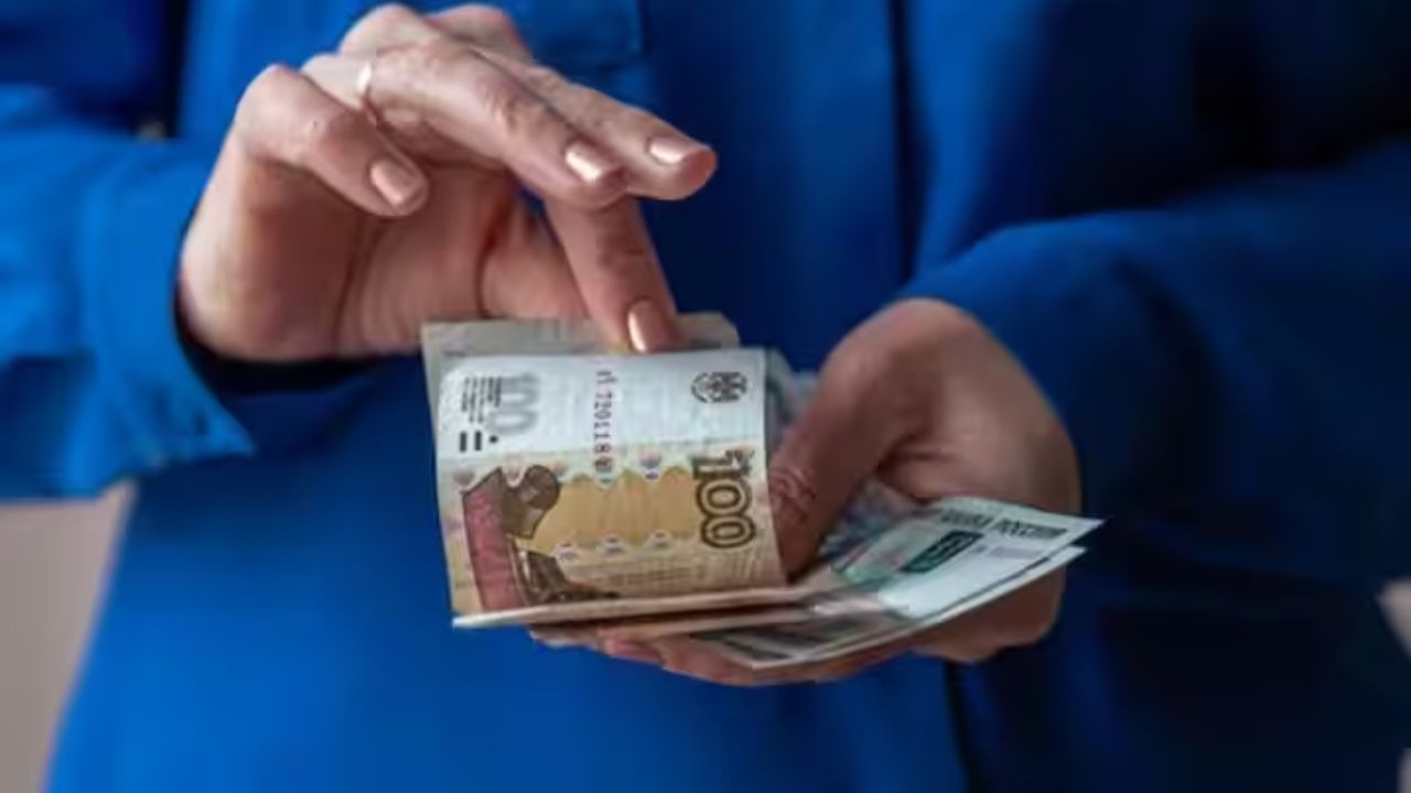 इराणमध्ये भारतीय रुपयांची किंमत करोडोत आहे. तेथे आपले 20  हजार रुपये  9.5 कोटी रियालच्या बरोबर आहेत. परंतू तेथील महागाई देखील तेवढी जास्त आहे. परंतू शिक्षण आणि नोकरीसाठी फायदा होतो. 