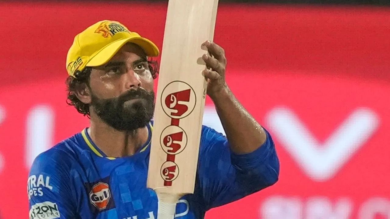 राजस्थान रॉयल्स आणि चेन्नई सुपर किंग्स या 2 फ्रँचायजींमध्ये संजू सॅमसन आणि रवींद्र जडेजा यांच्यातील अदलाबदलीसाठीची चर्चा अंतिम टप्प्यात आहे. रवींद्र जडेजा चेन्नईसाठी 12 वर्ष खेळला आहे. (Photo Credit: PTI)