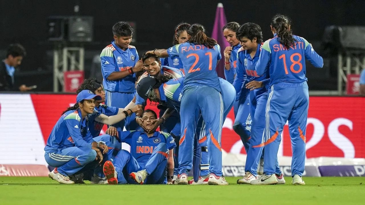 वर्ल्ड कप विजयामुळे आता वूमन्स क्रिकेटला आणखी चालना मिळेल, असा विश्वास व्यक्त केला जात आहे. त्यामुळे आगामी वुमन्स प्रीमियर लीग स्पर्धेतील व्हीव्यूअरशीपच्या आकड्यात वाढ झाल्यास बीसीसीआयला चांगलाच आर्थिक फायदा होऊ शकतो. (Photo Credit : PTI) 