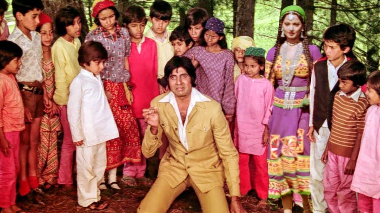 अमिताभ बच्चन  बिग बी हे बॉलिवूडचे शहेनशाह तर आहेतच, पण त्यांनी गाण्यातही हात आजमावला आहे. 'मेरे अंगने मे तुम्हाला क्या काम है',  'मिस्टर नटवरलाल' मधलं 'मेरे पास आओ मेरे दोस्तो', तसंच 'वझीर' चित्रपटातलं 'यारी', अशी अनेक गाणी त्यांनी गायली आहेत. 