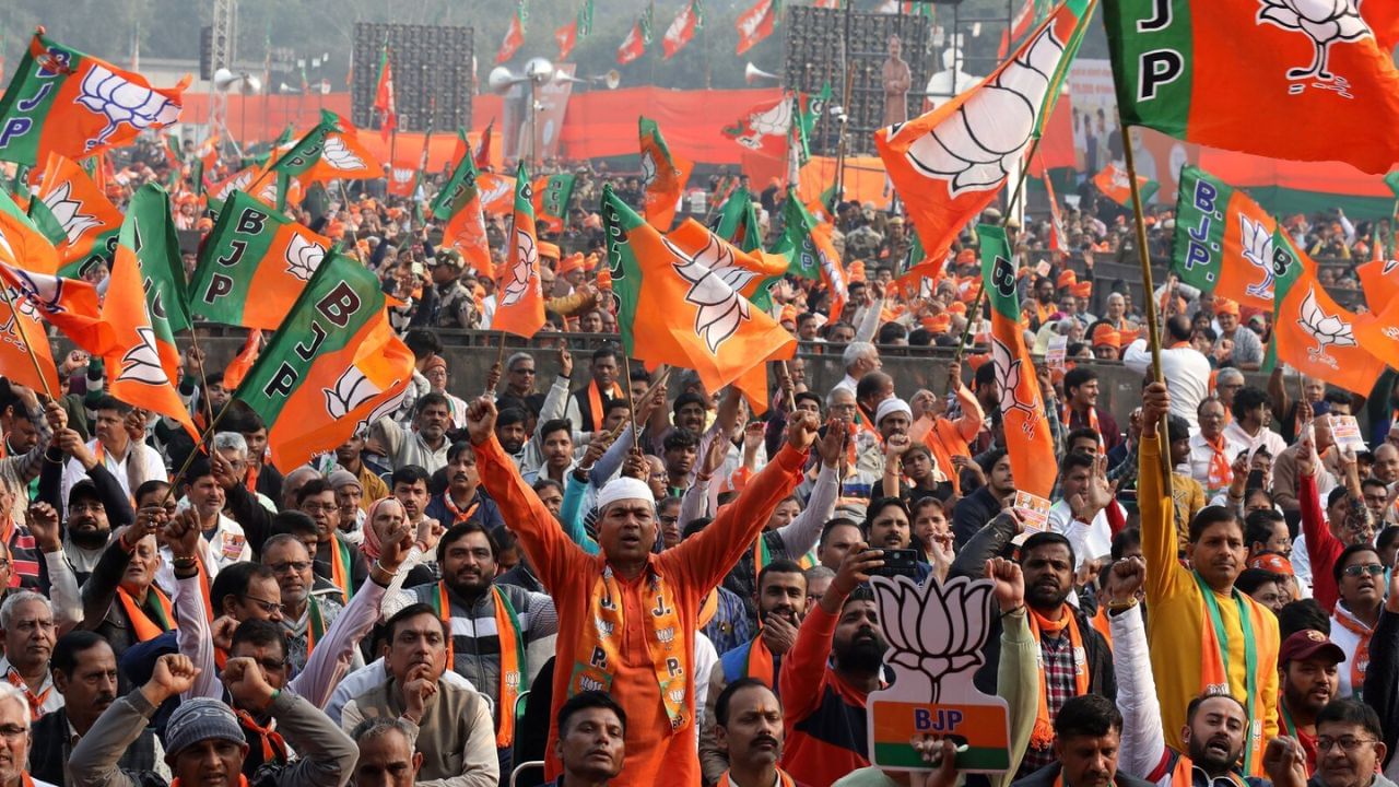 मात्र नगराध्यक्ष पदासाठी भाजपकडून राजन पाटील यांच्या सून प्राजक्ता पाटील विरुद्ध राष्ट्रवादी अजितदादा गटाकडून उज्वला थिटे यांचा थेट सामना होणार आहे.