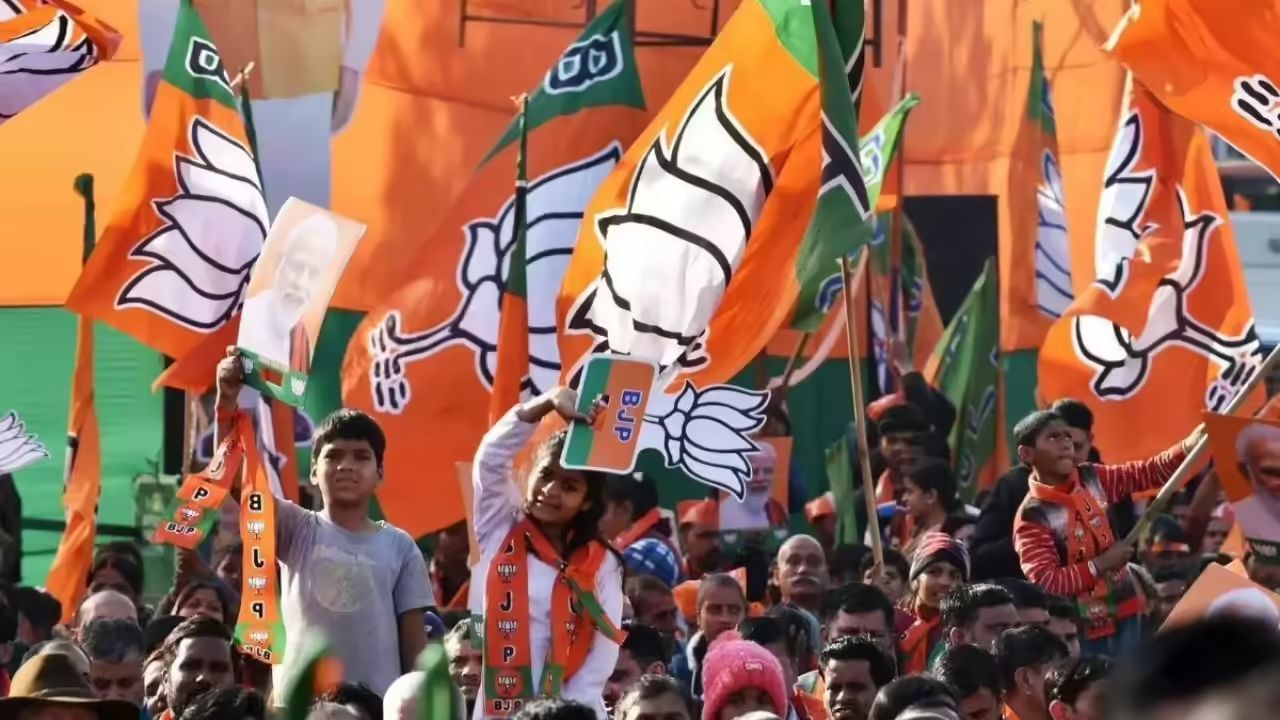 माजी आमदार राजन पाटील यांचे दोन्ही पुत्र बाळराजे आणि अजिंक्यराणा पाटील यांनी फटाके फोडत जल्लोष केला आहे. हा या निवडणुकीतील भाजपचा पहिला विजय आहे. 