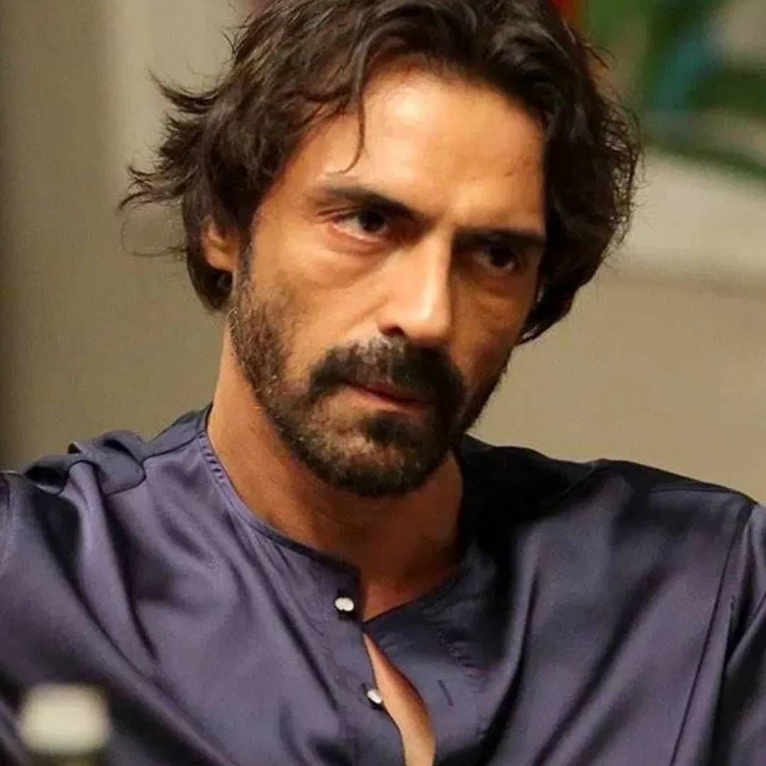 नुकताच धुरंधर चित्रपटाचा चार मिनिटाचा ट्रेलर रिलीज झाला. या चित्रपटात रणवीर सिंहशिवाय संजय दत्त, अर्जुन रामपाल, आर.माधवन आणि अक्षय खन्ना या कलाकारांनी आपल्या लूकने लक्ष वेधून घेतलं. कलाकारांसोबत आता त्यांची फि सुद्धा आली. लीड अभिनेता रणवीर सिंहने या चित्रपटासाठी 50 कोटी रुपये मानधन घेतल्याची चर्चा आहे. 