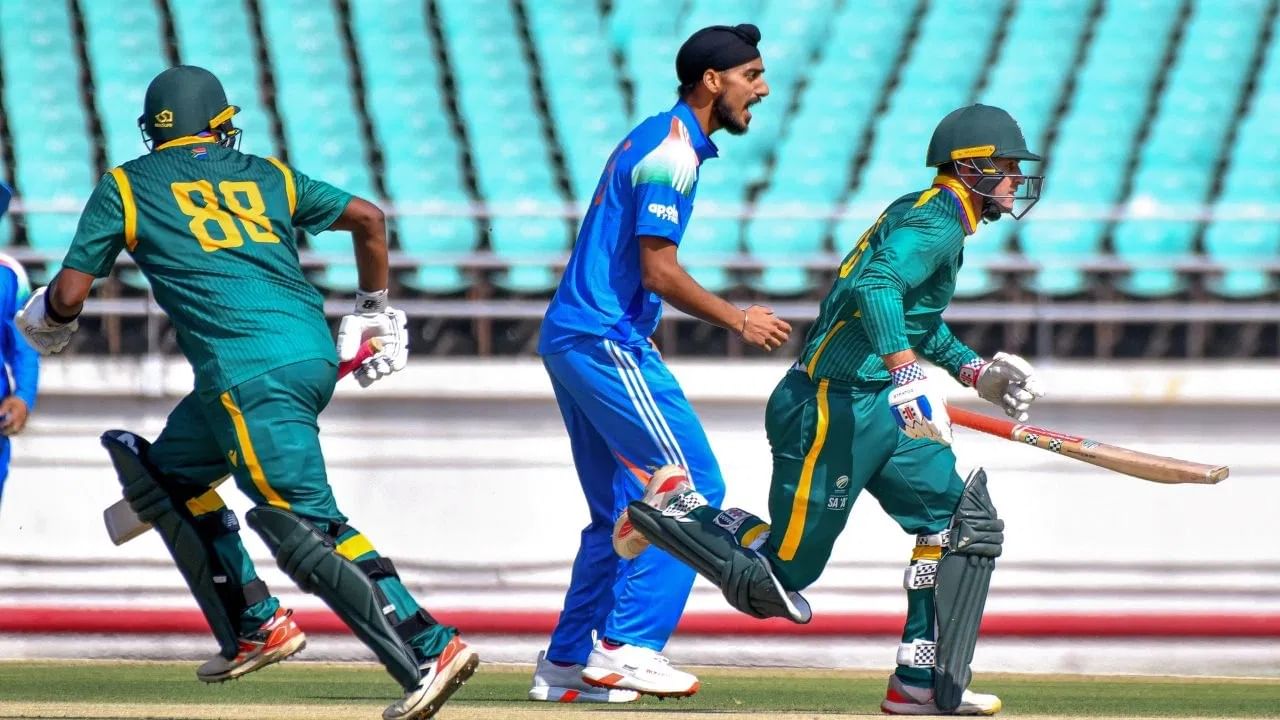 दक्षिण आफ्रिका ए टीमने 50 ओव्हरमध्ये 9 विकेट्स 285 रन्स केल्या. दक्षिण आफ्रिकेसाठी डेलानो पोटगीटर याने सर्वाधिक 90 धावा केल्या. ब्योर्न फोर्टुईन याने 59 रन्स केल्या.  (PHOTO CREDIT- PTI)