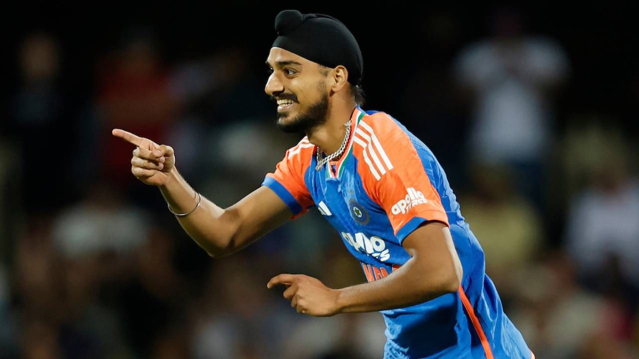 ऑस्ट्रेलिया विरूद्धच्या तिसऱ्या टी20 सामन्यात अर्शदीप सिंगला खेळण्याची संधी मिळाली. मागच्या दोन सामन्यात त्याला बेंचवरच बसावं लागलं होतं. त्यामुळे सर्वच स्तरातून या निर्णयावर टीका होत होती. अखेर त्याला संधी मिळाली आणि त्या संधीचं त्याने सोनं केलं. (Photo- BCCI Twitter)