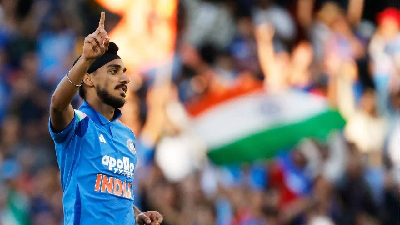 पॉवर प्लेच्या 2 षटकात अर्शदीप सिंगने भेदक गोलंदाजी केली. त्याने 5.50 च्या इकोनॉमीने 11 धावा दिल्या. त्यामुळे सुरुवातीला झटपट विकेट घेण्यात अर्शदीपचा हातखंडा असल्याचं दिसून आलं आहे. त्यामुळे त्याला चौथ्या टी20 सामन्यात डावलणं कठीण आहे. (Photo- PTI)