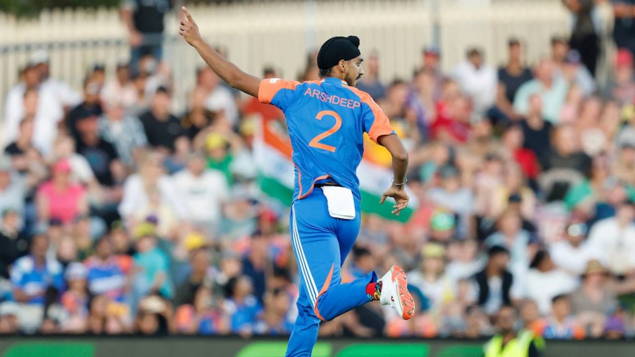अर्शदीप सिंग नव्या चेंडूने गोलंदाजी करताना स्विंगसाठी ओळखला जातो. त्यामुळे त्याचा सामना करताना फलंदाजांना अडचणीचं जातं. होबार्टच्या खेळपट्टीवर असंच चित्र पाहायला मिळालं. त्याने नव्या चेंडूसह पहिल्या षटकात टीम इंडियाला विकेट मिळवून दिली. (Photo- BCCI Twitter)