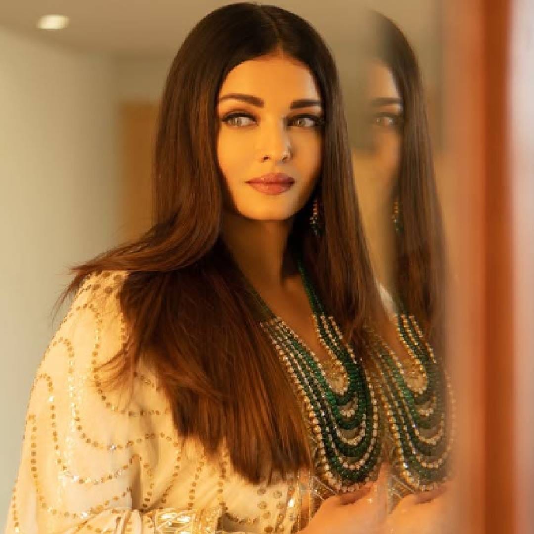 बॉलिवूड अभिनेत्री ऐश्वर्या राय नेहमी चर्चेत असते. ऐश्वर्या तिच्या कुटुंबासोबत दिसत नाही. त्यावरुन तिला बरचं ट्रोल करण्यात आलं. अभिषेक बच्चनसोबत तिचा घटस्फोट होणार असल्याच्या अफवा अनेकदा पसरत असतात. आता पाकिस्तानी मौलवी मुफ्ती अब्दुल कावीने अभिषेक-ऐश्वर्याच्या नात्याबद्दल वादग्रस्त वक्तव्य केलं आहे. 