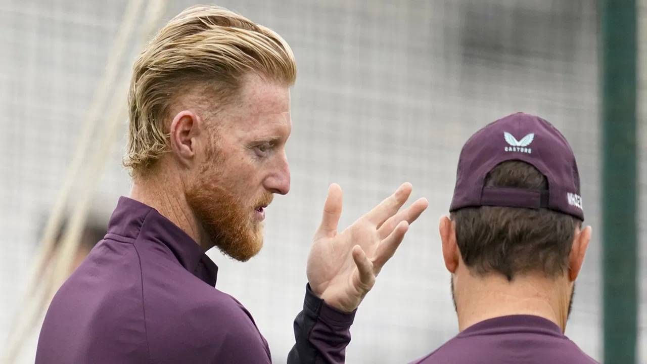 पर्थ कसोटी सामन्यासाठी इंग्लंडने 11 ऐवजी 12 खेळाडूंचा स्क्वॉड जाहीर केला आहे. पण पहिल्या कसोटीतून जॅरब बेथेल, जोश टंग आणि विल जॅक्स यांना डावललं आहे. त्यांनी 12 खेळाडूंच्या यादीत जागा मिळाली नाही.  (फोटो-PTI)