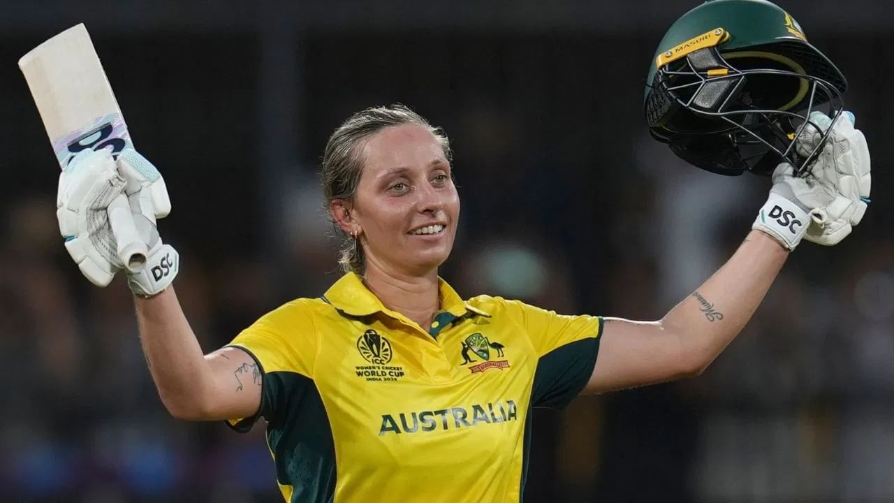 एश्लेने नुक्त्याच झालेल्या वनडे वर्ल्ड कप स्पर्धेत उल्लेखनीय कामगिरी केली. गार्डनरने या स्पर्धेत 2 शतकांसह 328 धावा केल्या. तसेच 7 विकेट्सही मिळवल्या.  (Photo Credit: PTI)