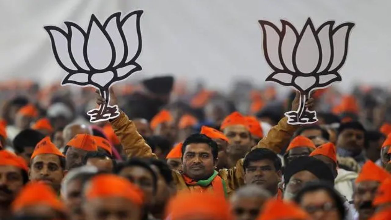 स्थानिक स्वराज्य संस्थांच्या मतदानाआधीच भाजपचे कमळ फुलले, 100 नगरसेवकांची बिनविरोध निवड