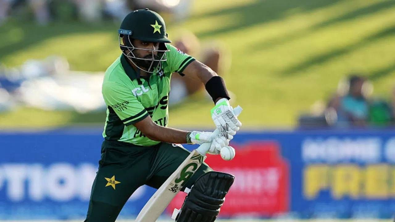 Babar Azam : रोहित शर्माचा वर्ल्ड रेकॉर्ड मोडून बाबर आजम बनला नंबर 1, पण...