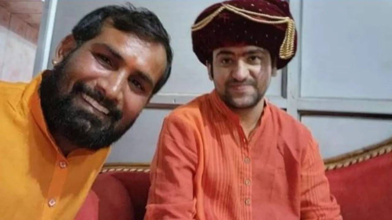 Bageshwar Baba Dhirendra Shastri : बाबा बागेश्वर धीरेंद्र शास्त्री यांच्या जवळच्या माणसावर बलात्काराचा आरोप, प्रवासात पहिली भेट मग...