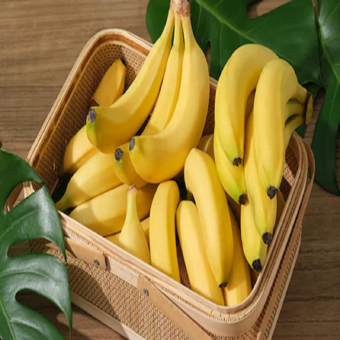 केळी : थंड हवामानात केळीमुळे श्लेष्मा वाढू शकतो आणि सकाळी केळी खाल्ल्यानंतर अनेकांना जडपणा जाणवतो. हिवाळ्यात त्यांचे सेवन मर्यादित करणे चांगले.