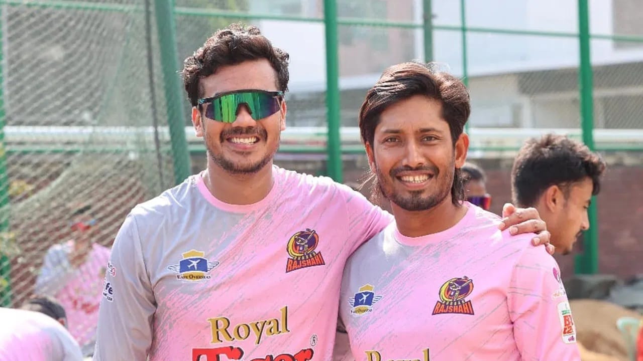 बीपीएल अर्थात बांगलादेश प्रीमियर लीग स्पर्धेच्या आगामी मोसमासाठी लवकरच ऑक्शन होणार आहे. मात्र ऑक्शनच्या बरोबर 7 दिवसांआधी 7 खेळाडूंना मोठा झटका लागला आहे. या 7 खेळाडूंची नावं ड्राफ्टमधून हटवण्यात आली आहेत. या खेळाडूंवर फिक्सिंगचा आरोप आहे. (Photo Credit :  Instagram)