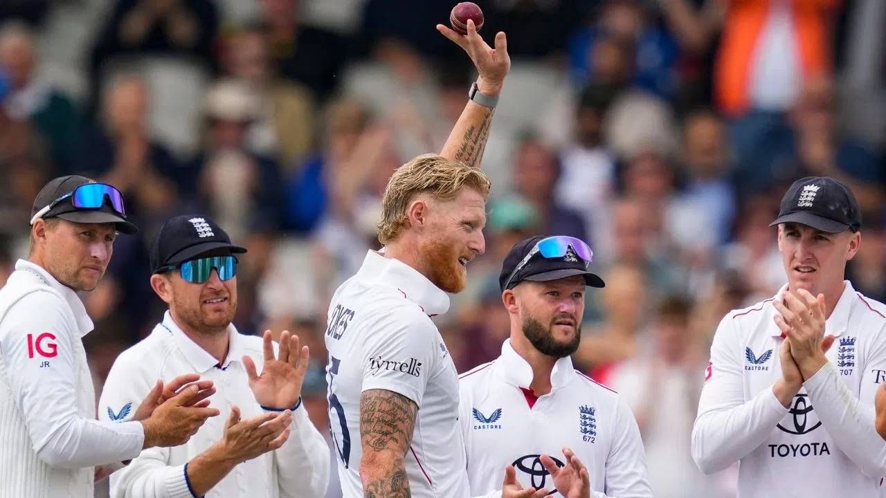 बेन स्टोक्सने 5 विकेट घेताच इंग्लंड क्रिकेट इतिहासात आपल्या विक्रमाची नोंद केली आहे. 1982 मध्ये बॉब विलिसने गाबामध्ये 5 विकेट घेतल्या होत्या. त्यानंतर बेन स्टोक्सने पाच विकेट घेणारा इंग्लंडचा पहिला कर्णधार आहे. म्हणजेच 43 वर्षानंतर असा विक्रम घडला. (Photo- PTI)
