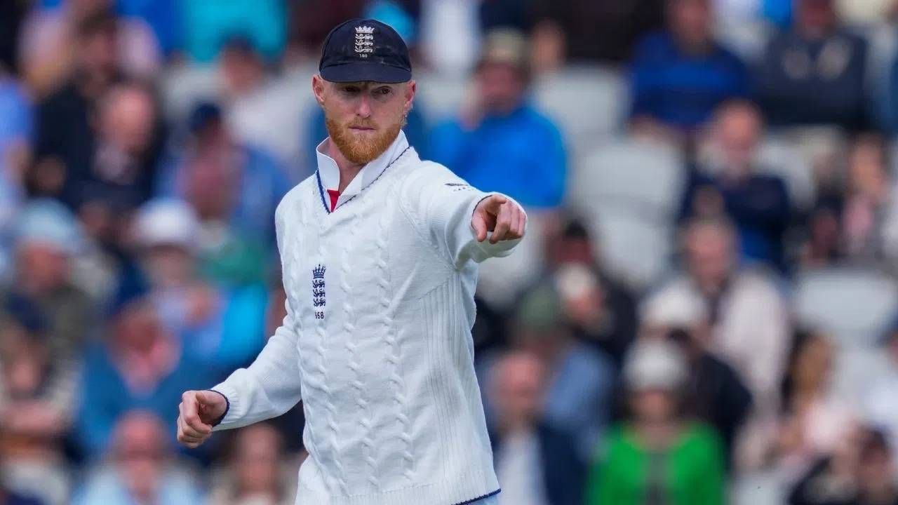 ऑस्ट्रेलिया आणि इंग्लंड यांच्यात एशेज 2025-2026 कसोटी मालिका सुरु आहे. या मालिकेतील पहिला सामना पर्थवर सुरु असून पहिल्याच दिवशी 19 विकेट पडल्या. यामुळे गोलंदाजांचं वर्चस्व दिसून आलं. यात कर्णधार बेन स्टोक्सने भेदक गोलंदाजीचं दर्शन घडवलं. (Photo- PTI)