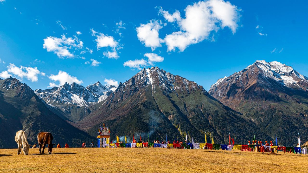 पृथ्वीवरील प्रत्येक देश एखाद्या खास कारणासाठी ओळखला जातो. काही देश मंदिरांसाठी प्रसिद्ध आहेत, तर काही नद्यांसाठी प्रसिद्ध आहेत. आज आपण पर्वतांसाठी प्रसिद्ध असलेल्या देशाची माहिती जाणून घेऊयात. 