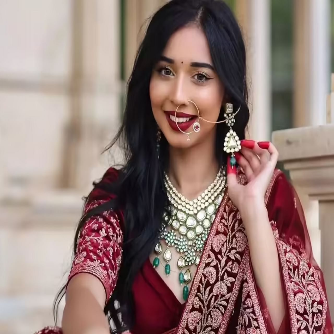 बिग बॉस 19 फेम तान्या मित्तल तिच्या आलिशान जीवनशैलीसाठी खूप चर्चेत आहे. तसेच तिच्या सुंदर साड्यांच्या कलेक्शनबद्दलही नेहमीच चर्चा होताना दिसते. पण तिच्या दागिन्यांचे कलेक्शन देखील तेवढेच सोशल मीडियावर प्रसिद्ध आहे.