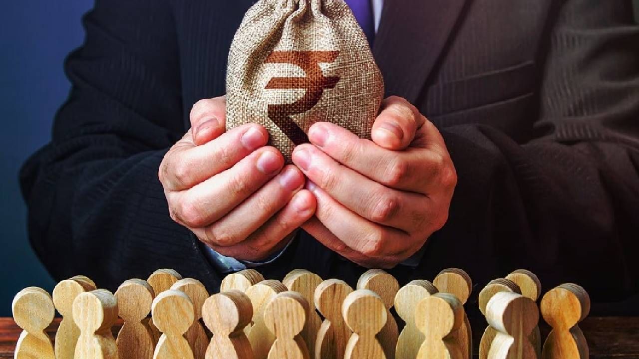 तर भारतात मुंबईत सर्वाधिक म्हणजे 92 अब्जाधीश राहतात. भारताची आर्थिक राजधानी अब्जाधीशी शहरांच्या यादीत जगात तिसऱ्या क्रमांकावर आहे. न्यूयॉर्क आणि लंडननंतर मुंबईचा जगात नंबर लागतो. तर देशाची राजधानी दिल्लीमध्ये 57 अब्जाधीश राहत असल्याचे समोर आले आहे.