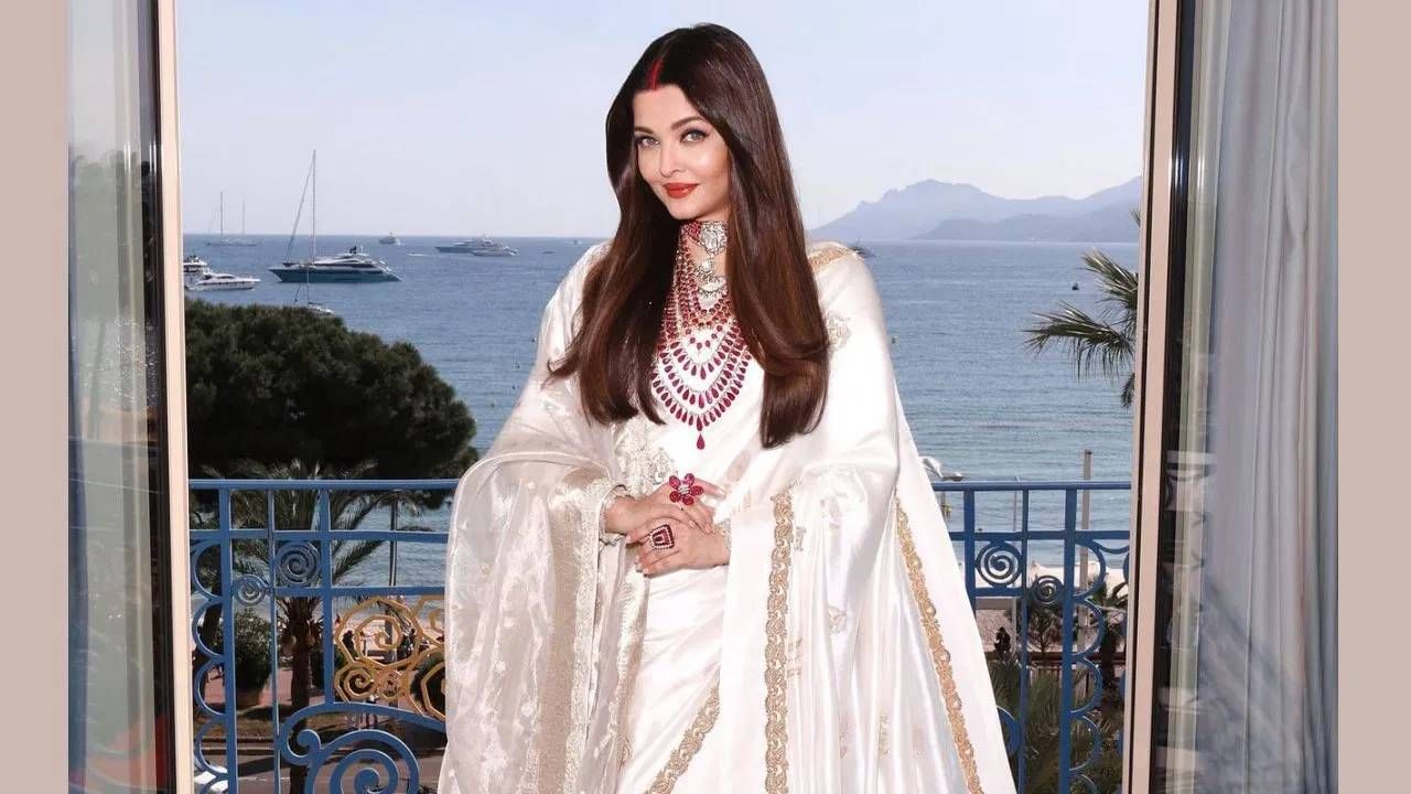 ऐश्वर्या रायचा हा लूक चाहत्यांना अधिक आवडतो. एखाद्या राज्याच्या राणीप्रमाणे तिचा हा लूक दिसतो. तिने कान्समध्ये ही पांढरी आयव्हरी बनारसी सिल्क साडी घातली होती. मॅचिंग फुल-स्लीव्ह ब्लाउज, खांद्यावर दुपट्टा आणि त्यावरील ज्वेलरी जबरदस्त दिसतोय. 